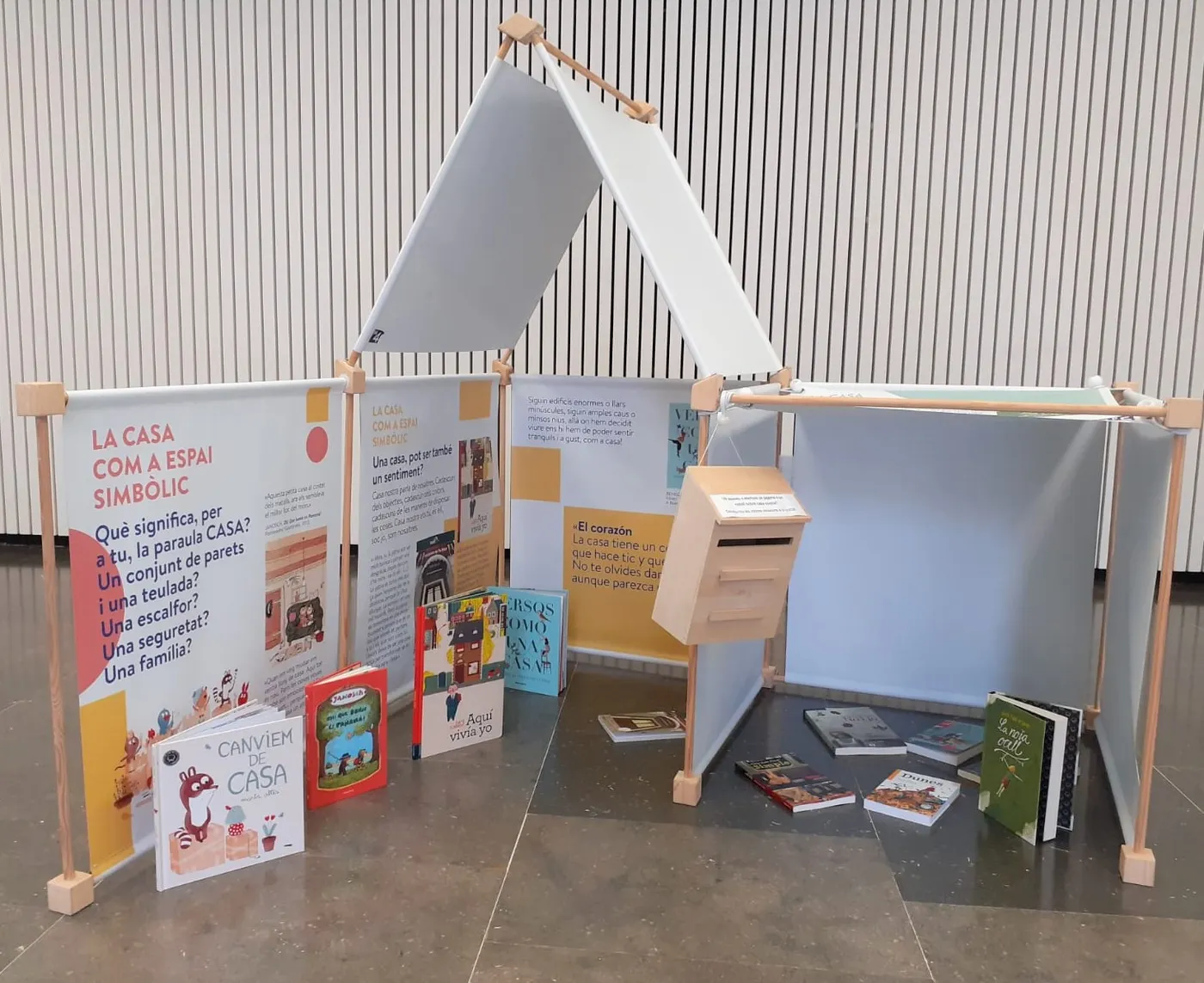 La biblioteca acull una exposició interactiva per reflexionar sobre el concepte "casa"
