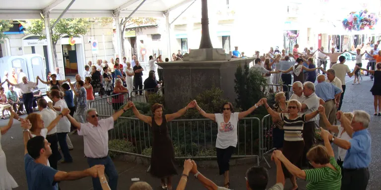 Tornen a la Seu d'Urgell els cursets per aprendre a ballar sardanes