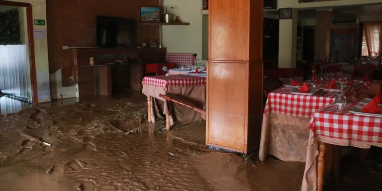Alcanar es desperta l'endemà de l'aiguat amb carrers enfangats i baixos inundats