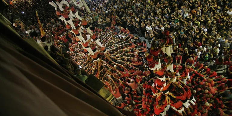 La Nit de Completes arriba aquesta nit amb els castells nocturns de les colles Joves Xiquets de Valls i Vella Xiquets de Valls