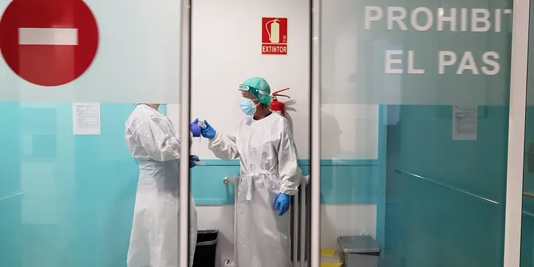 Salut comença a tractar la COVID com a malaltia respiratòria i en centra el control en persones i espais vulnerables