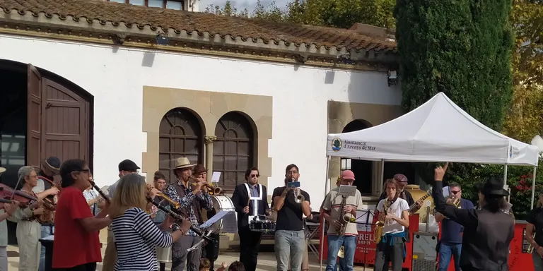 La primera trobada de bandes omple de música el Calisay d'Arenys de Mar