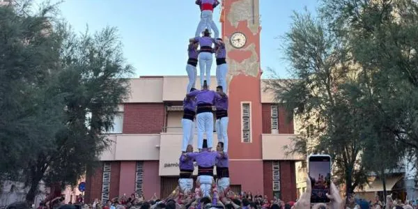 Els Castellers d’Altafulla descarreguen els dos primers castells de 7 de la temporada a la Diada de Sant Joan a Torredembarra