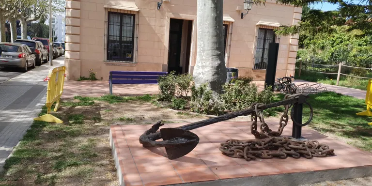 L’àncora del segle XVII, ja restaurada, es col·loca davant l’Escola Nàutica