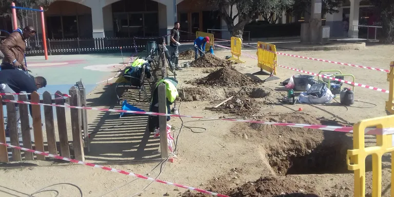 Es comença a construir la zona d’ombra al parc infantil de la plaça Vicenç Casanovas