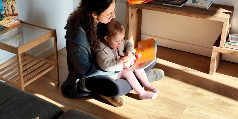 La biblioteca ofereix un cicle de sessions formatives sobre literatura per a infants de 0 a 3 anys
