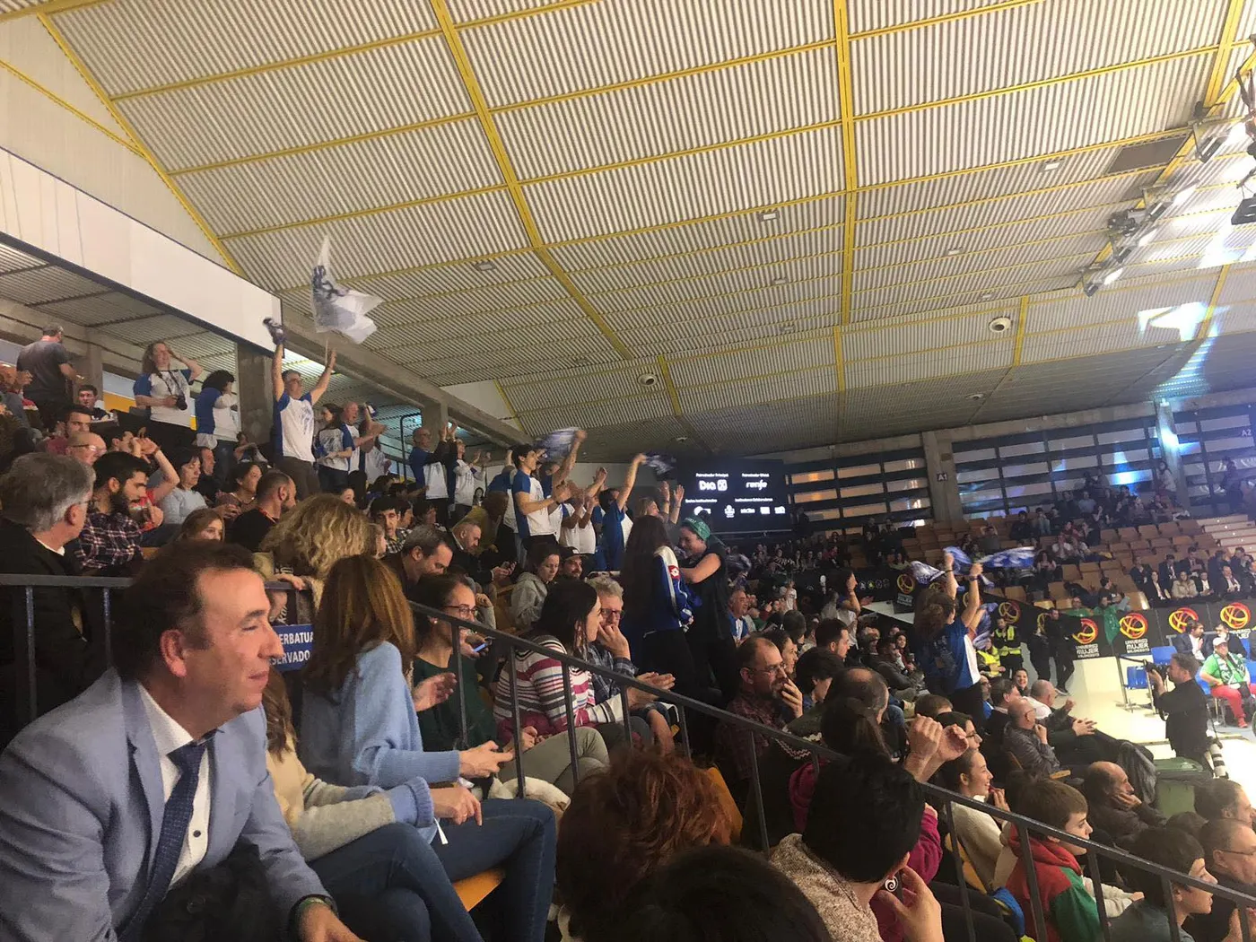 Aficionats del Sedis al poliesportiu de Mendizorrotza (Foto: Albert Batalla)