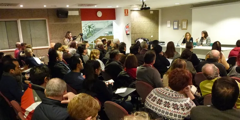 Una xerrada ensenya a desenes de rubinencs com reclamar els diners de les clàusules sòl
