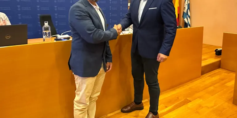 Jonathan Pi pren possessió de l'acta de regidor