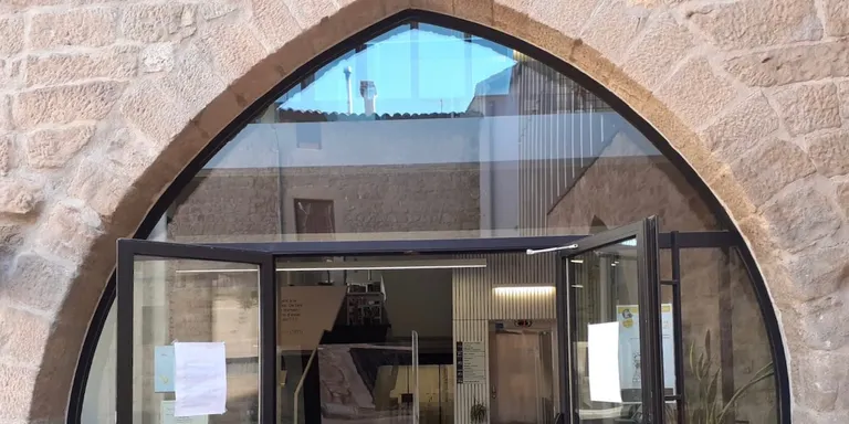 La biblioteca Carles Morató amplia l'horari i permet el préstec i el retorn de documents sense cita prèvia