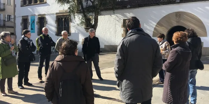 Una vintena de persones s'acosten a la visita guiada a les tres possibles ubicacions per la Biblioteca