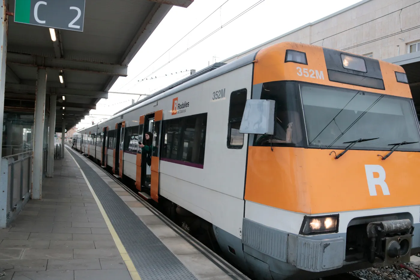 Renfe reforça la R16 amb un tren especial després de l’eclipsi solar de dimecres