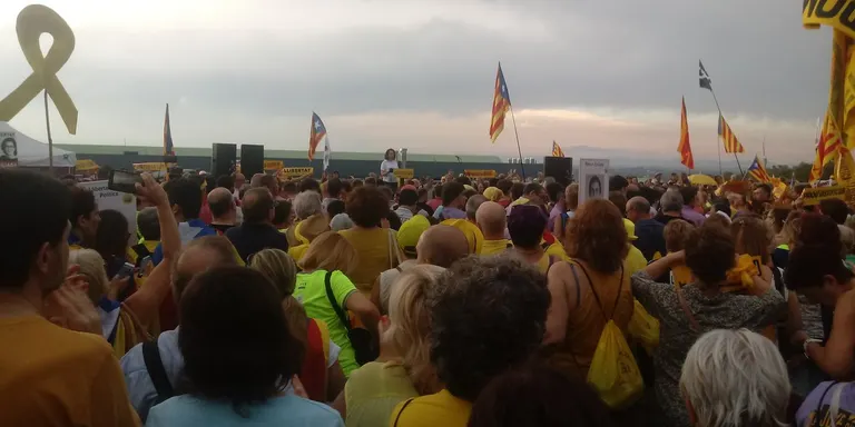 Vallencs mostren el seu suport a Forcadell des del Catllar