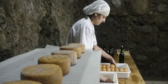 Una empresa d'Adrall elabora un formatge fet amb cervesa negra