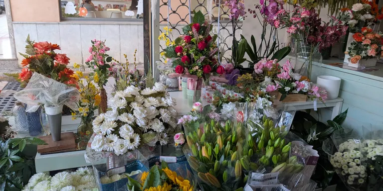 La flor artificial guanya protagonisme per Tots Sants