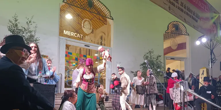 Arenys de Mar viu la setmana de Carnestoltes amb la rua i les propostes musicals a la Plaça de l'Església