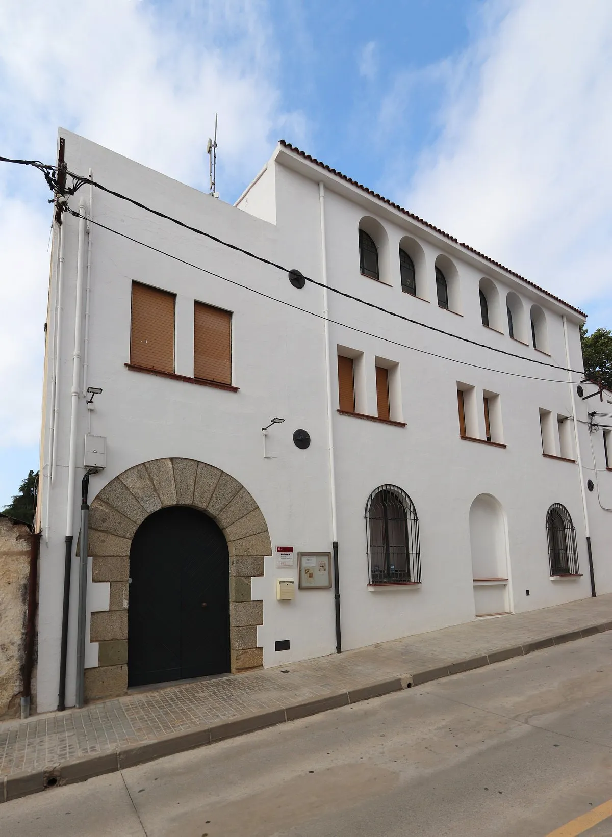L’Ajuntament tanca temporalment la Biblioteca per revisar unes esquerdes a l’edifici