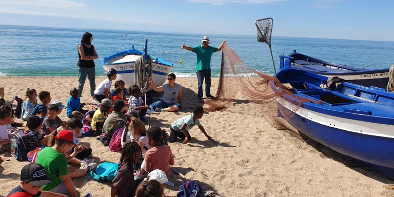 Infants de l'escola Jaume I coneixen el món de la pesca i la importància de no llençar plàstics