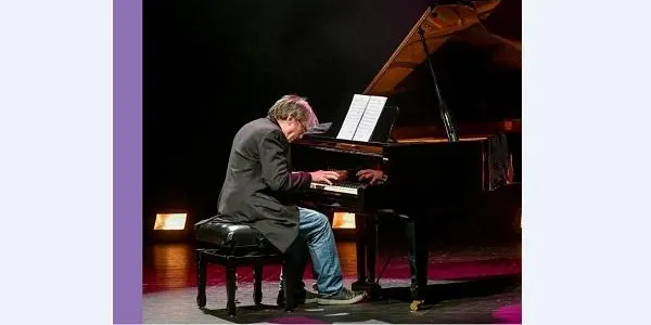 El piano de Carles Cases protagonitza la proposta d'aquest dissabte a la Violeta
