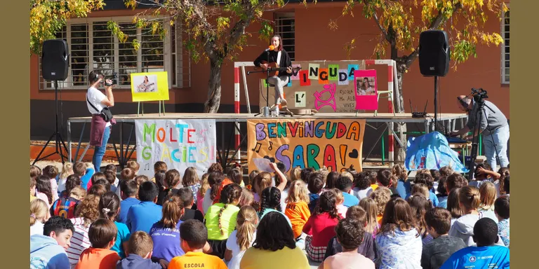 La cantant Sara Roy actua a l'Escola Albert Vives de la Seu dins el projecte 'Bo, sa, d'aquí'