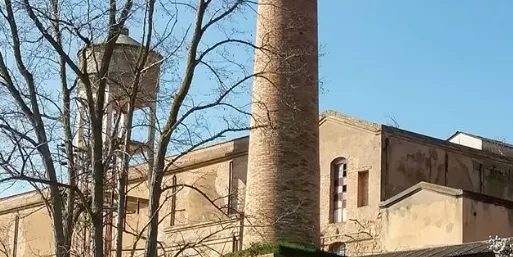La xemeneia de la caldera de l'antiga colònia tèxtil "la Mata de Pinyana", a Alguaire, a punt de l'esfondrament a causa d'una esquerda
