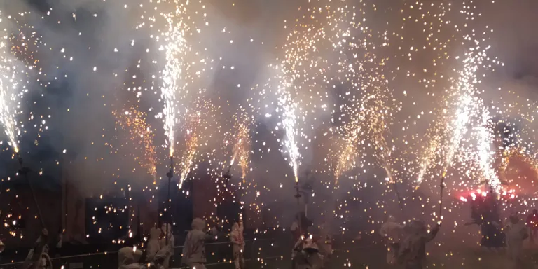 La (No) Nit del Foc encén la plaça del Setge en una edició especial i emotiva