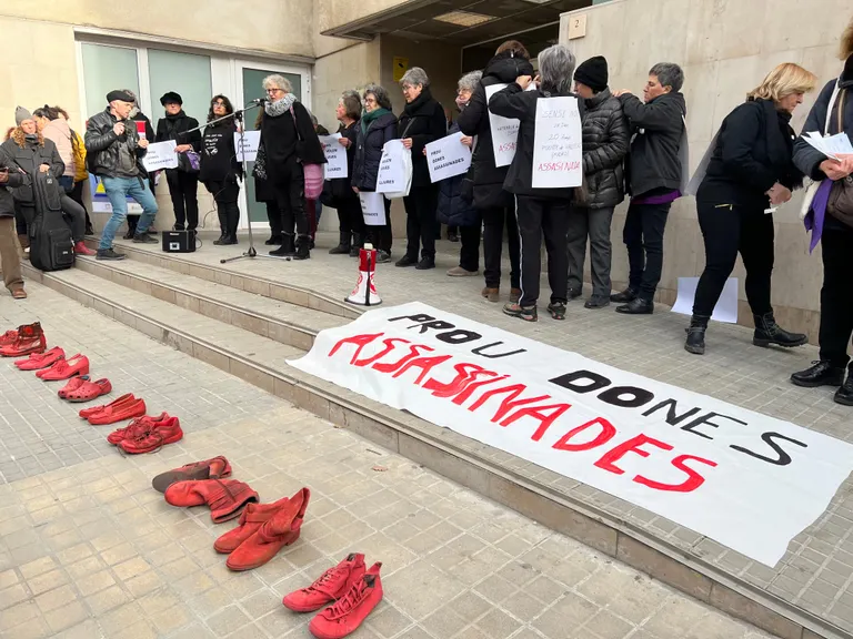 Unes 150 persones protesten a Vic contra l'onada de feminicidis: "Diem prou"