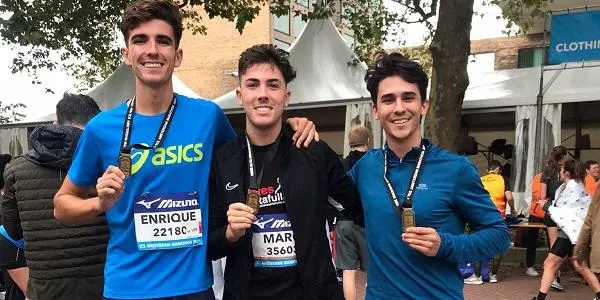 Tres corredors dels Atletes d’Altafulla participen en la Mitja Marató d’Amsterdam