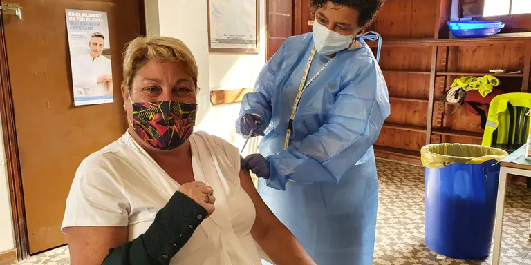 La vacunació contra la Covid-19 a Pineda ha començat a administrar-se aquest matí a l'espai Sara Llorens