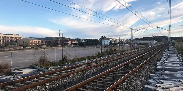 L’Ajuntament de Roda de Berà sol·licita a Adif més informació i un estudi d’impacte sobre el projecte de les plaques acústiques