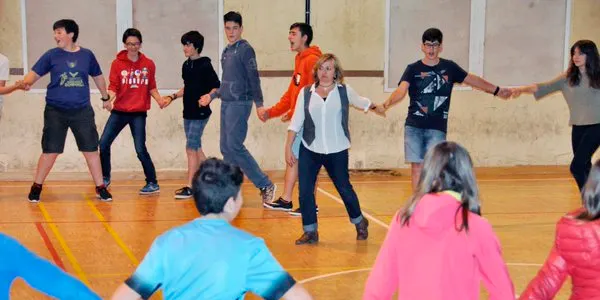 Uns 250 escolars d'Esterri d'Àneu aprenen danses catalanes