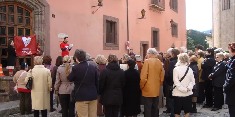 Un centenar de persones es manifesten en contra de l'ampliació de la Llei de l'Avortament