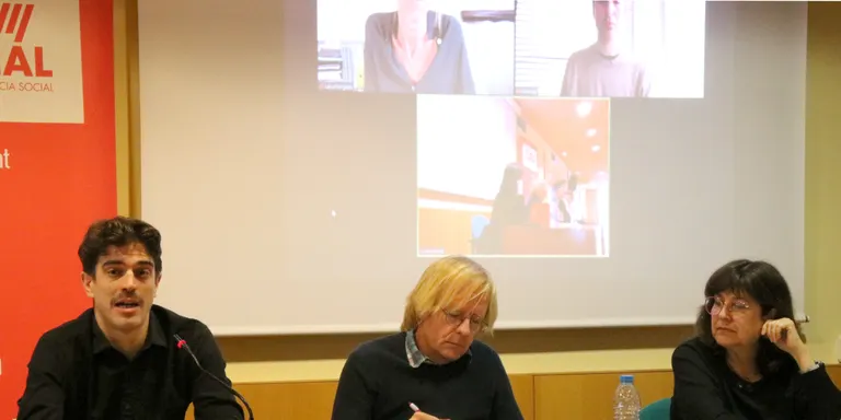 Els treballadors a les delegacions a l’estranger de la Generalitat reclamen l’equiparació amb el personal públic