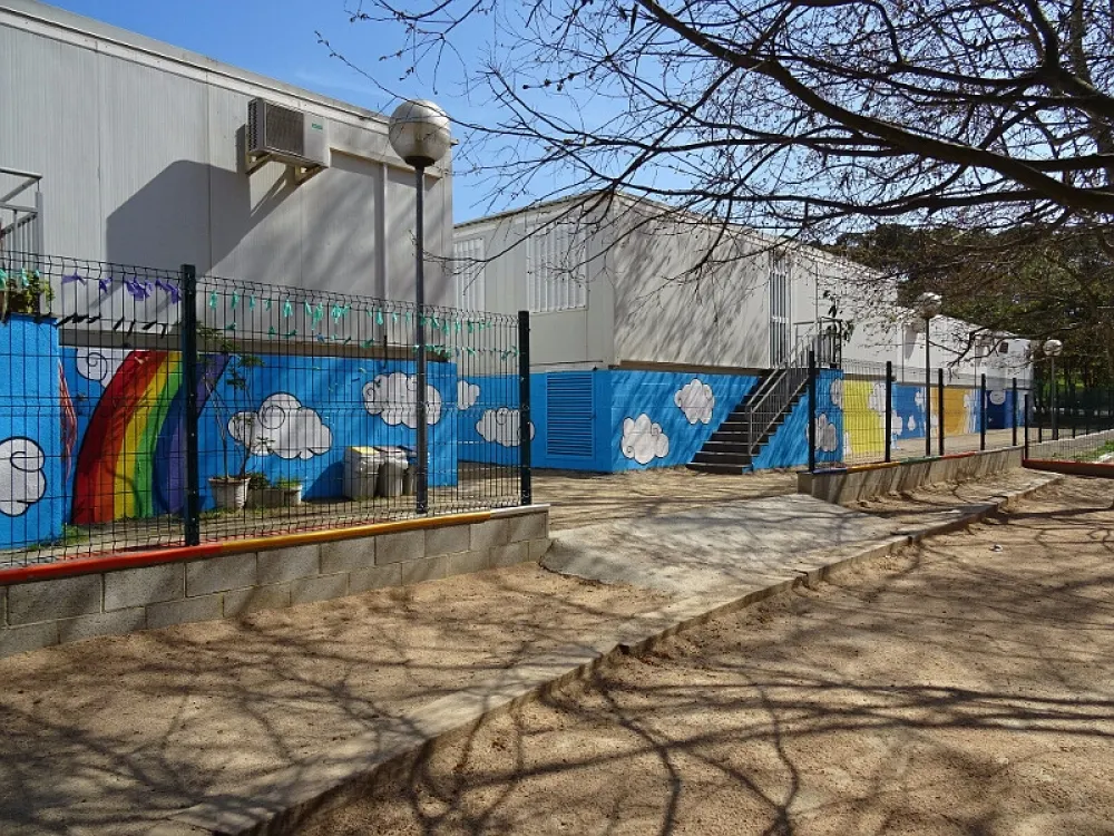 Ja fa gairebé una dècada que els alumnes de l'Escola del Bosc estudien en barracons / arxiu