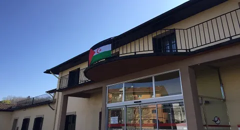 LA BANDERA SAHARAUI ONDEA EN EL ANTIGUO HOSPITAL