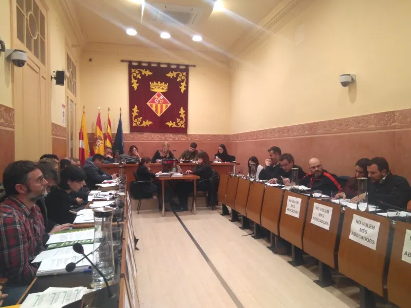 Els regidors de l'oposició han lluit cartells contra el nou abocador