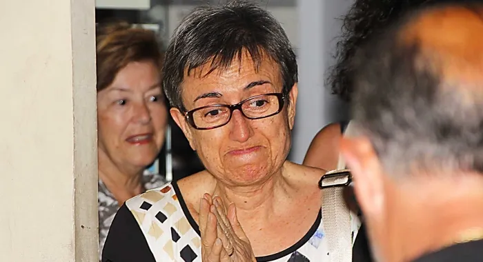 Una molt emocionada Mercè Cussó, rep per sorpresa, un fort aplaudiment en senyal d'agraïment de