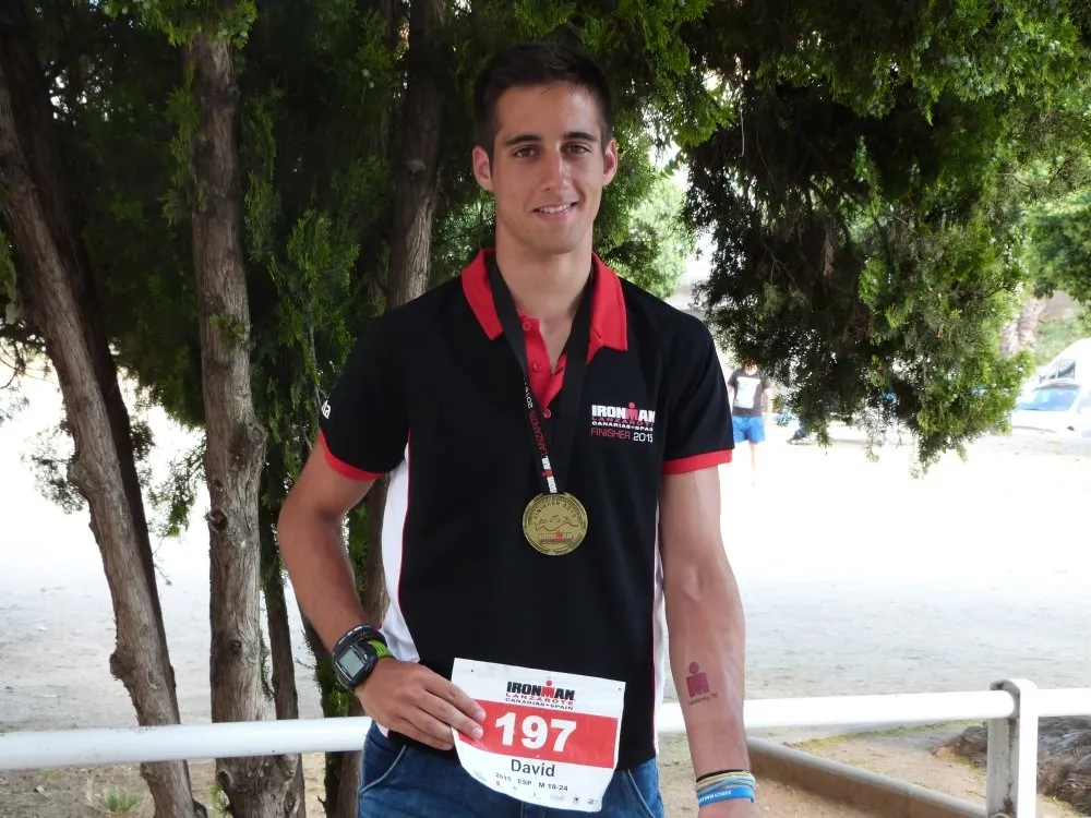 David Montes, ensenya la medalla i el dorsal de la cursa, aquest dilluns a l'Escardívol