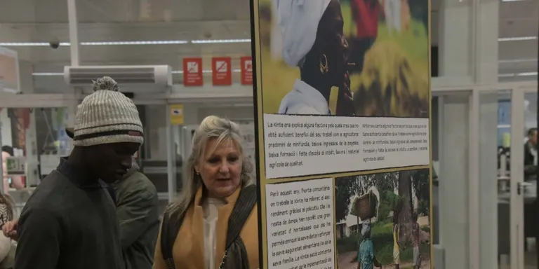 Una exposició a la Biblioteca mostra el treball de cooperació al Senegal impulsat per Rubí