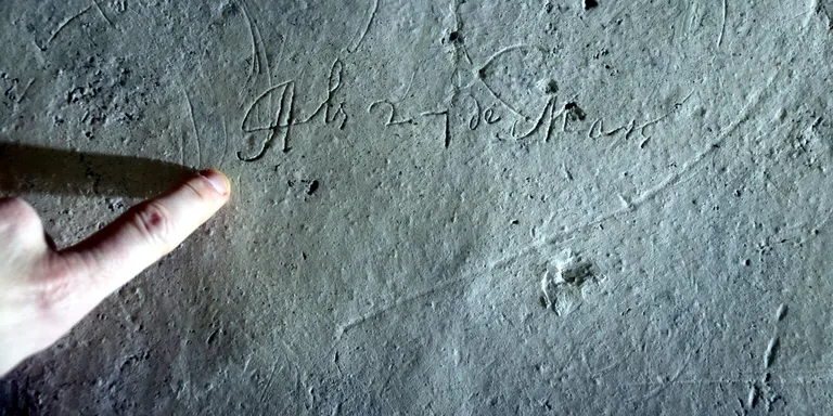 Troben grafits del segle XVII a les habitacions de l'antic alberg de pelegrins de la Casa Gran del Miracle