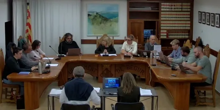 La modificació de l'escut heràldic del municipi i l'aprovació del pla de millora urbana del sector residencial Begur marquen el ple municipal