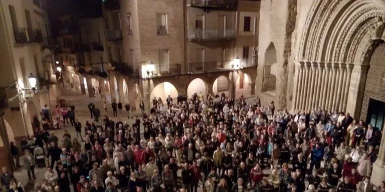 Multitudinària concentració a Agramunt per mostrar el rebuig a la sentència de l'1-O