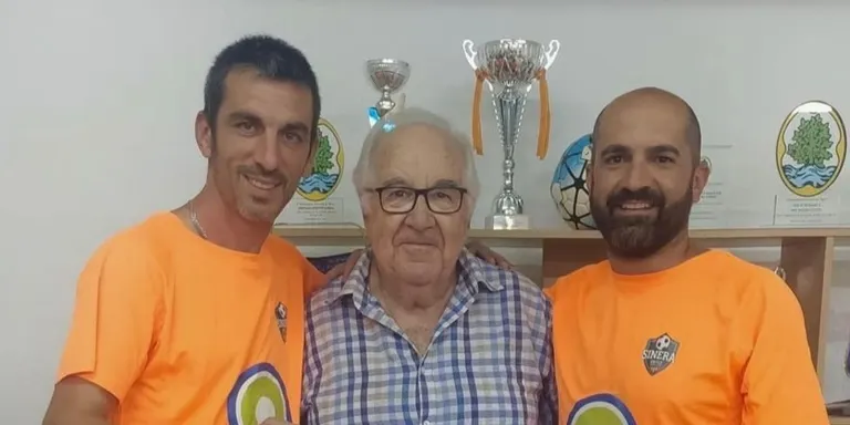 El nou cos tècnic del Sinera United sènior estrena pretemporada amb empat