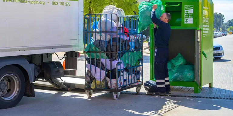 Humana recull 4 tones i mitja de roba usada més que l’any passat