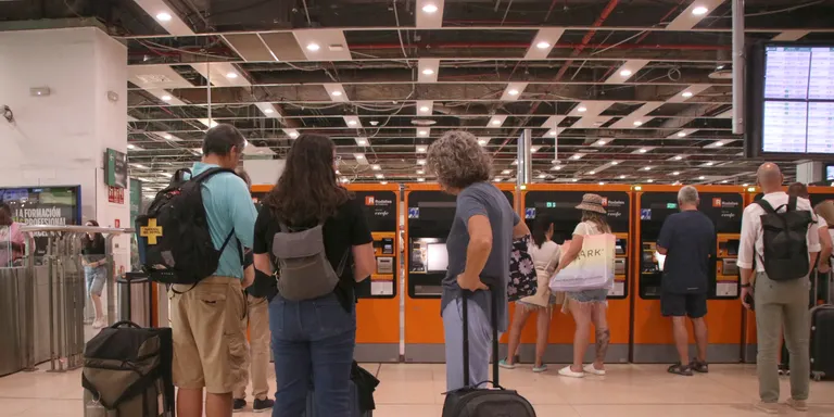 Suspesa la circulació de trens pel risc de tempestes i inundacions