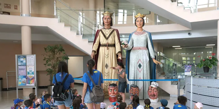 L’alumnat més petit de l’escola Joan Ardèvol visita l’Ajuntament per conèixer els gegants de Cambrils