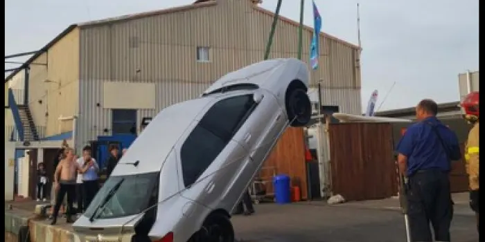Un vehicle estacionat al moll de llevant del Port cau a l’aigua