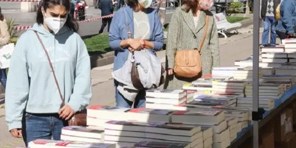 Tarragona recupera el pols de Sant Jordi en una Rambla Nova amb aforament controlat