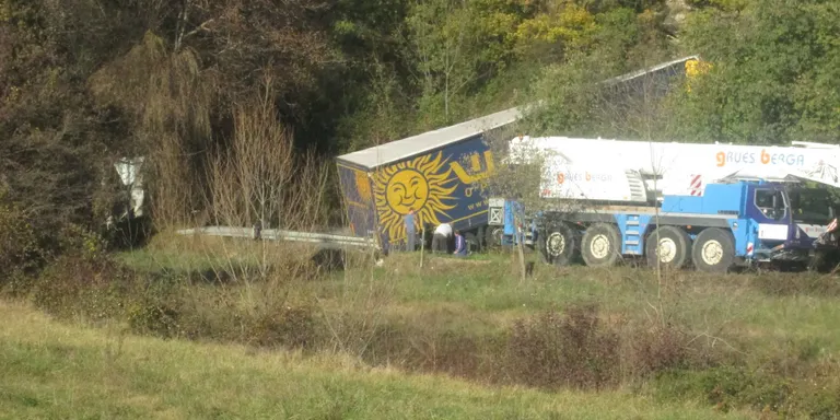 Retiren un camió per una sortida de via a la carretera d'Estamariu