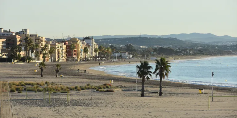 L'Ajuntament estudiarà instal·lar baranes a la platja per accedir a l'aigua